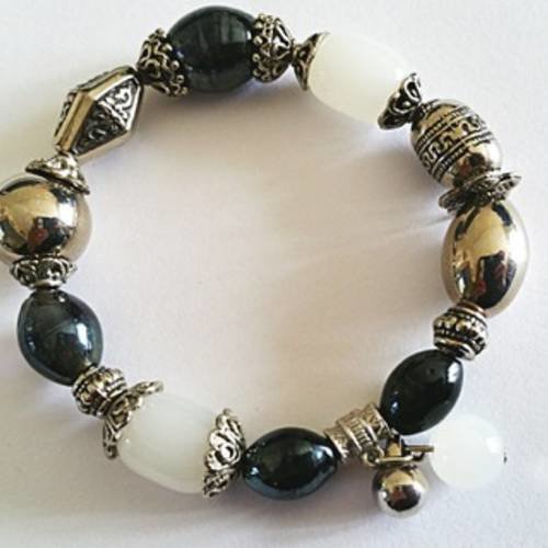 Bracelet  noir, blanc et argent fait de grosses perles, hématite, verre de bohème et métal argenté 