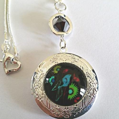 Sautoir pendentif "porte photo" et chaîne plaqués argent avec cabochon oiseau coloré sur fond noir, cristal 