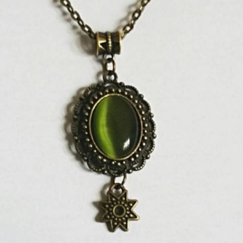 Collier sautoir vintage bronze avec pendentif cabochon oeil de chat vert, étoile, bélière et chaîne