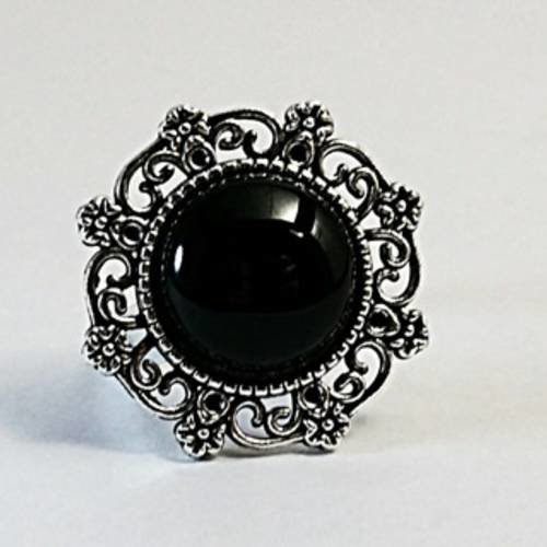 Bague cabochon en pierre de gemme onyx noir style victorien sur monture argent vieilli 
