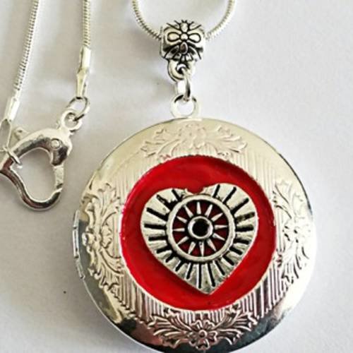 Sautoir pendentif "porte photo" et chaîne plaqués argent, "coeur" sur fond rouge, mousqueton coeur 