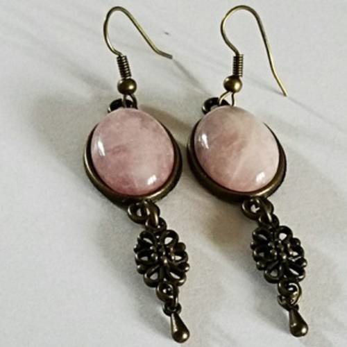 Boucles d'oreilles rétro bronze cabochon en pierre cristal de roche quartz rose pale avec arabesque forme de fleur 