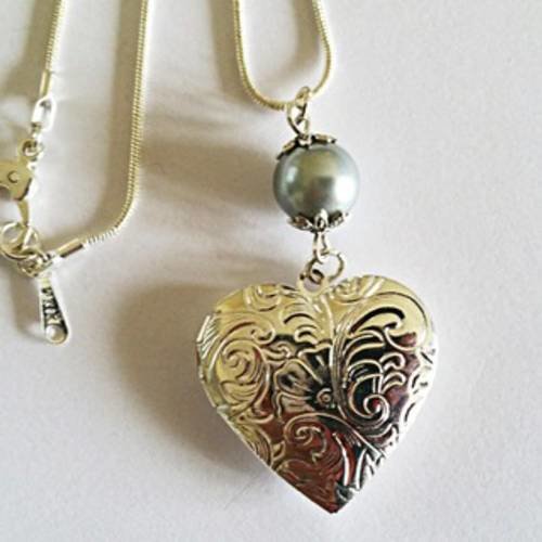 Collier pendentif "porte photo" coeur et chaîne plaqués argent et perle nacrée gris clair 