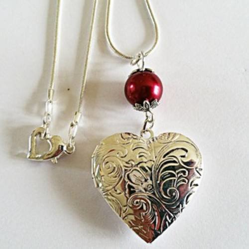 Collier "porte photo" coeur avec chaîne en plaqué argent et perle nacrée rouge bordeaux, coupelles argent 