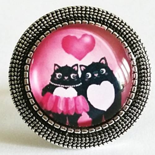 Bague cabochon en verre "amours de chats" rose sur monture ronde en métal argent vieilli 