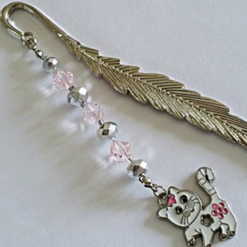 Marque page "plume d'écrivain" orné avec pendentif chaton et perles cristal swarovski rose et argent 