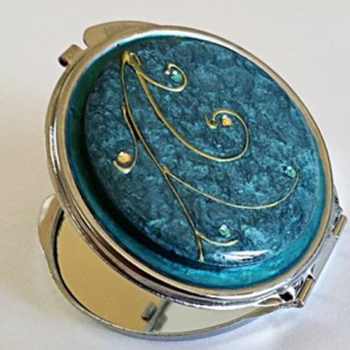 Miroir de sac en métal argenté avec cabochon artisanal dans les tons bleu turquoise avec strass 