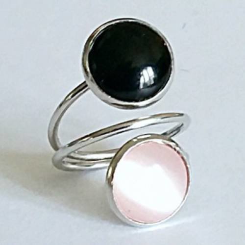 Bague double cabochons en verre oeil de chat rose pâle et noir sur monture métal couleur argenté 