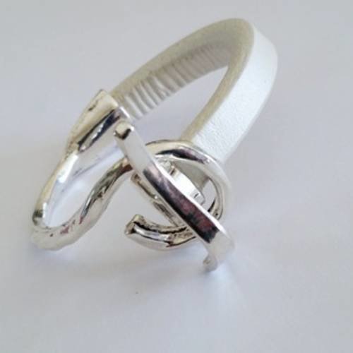 Bracelet cuir blanc et demi jonc en métal plaqué argent, fermoir avec boucle de style toogle