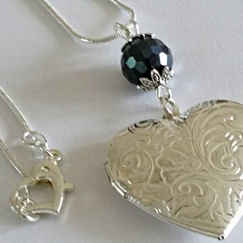 Collier pendentif " porte photo" coeur en plaqué argent et perle cristal noir et coupelles 