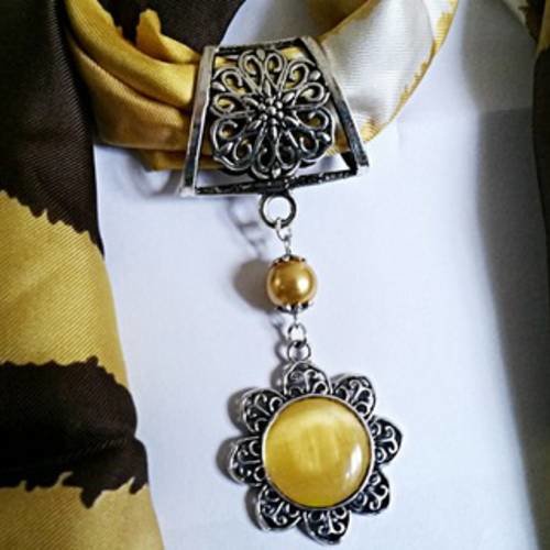 Bijou de foulard "tournesol"  bélière et pendentif floral argenté, cabochon oeil de chat et perle nacrée  jaune d'or 