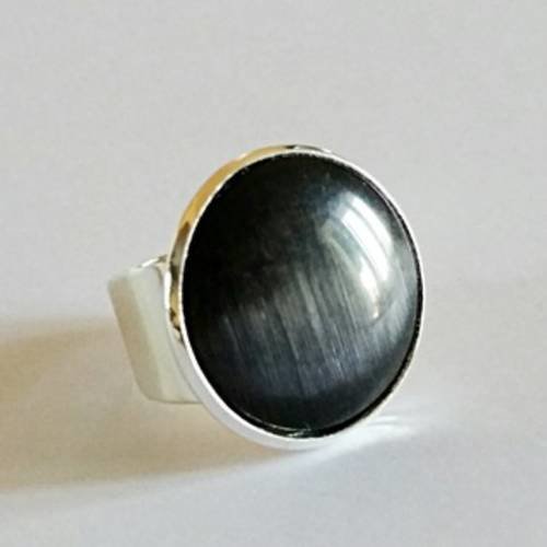 Bague Ronde Style Chevaliere Cabochon En Pierre Oeil De Chat Gris Anthracite Sur Monture En Metal Argente Un Grand Marche