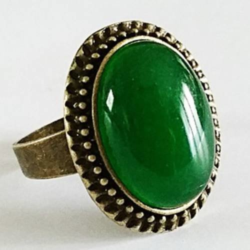 Bague ovale vintage cabochon en pierre de jade vert sur monture en laiton couleur bronze 