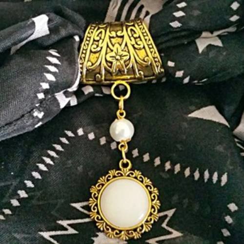 Bijoux de foulard blanc et or avec bélière en métal doré et  pendentif oeil de chat et  perle nacrée blanc 