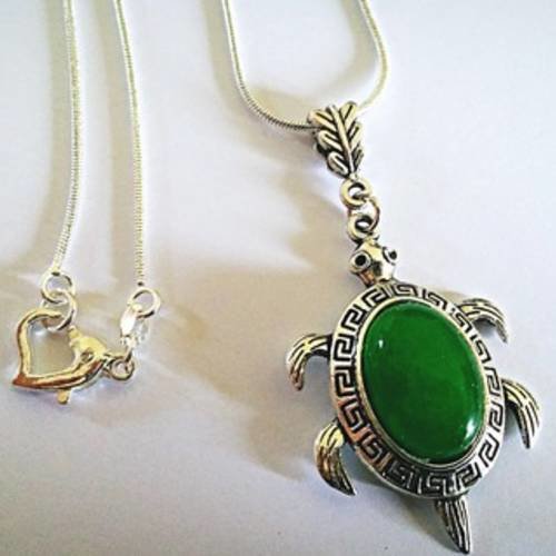 Collier sautoir tortue avec cabochon en pierre de jade vert, bélière ciselée et chaîne plaquée argent 
