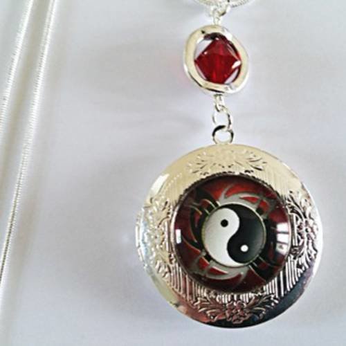 Collier pendentif yin yang "porte photo" et chaîne en plaqué argent avec cabochon en verre et  cristal swarovski rouge 