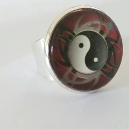 Bague ronde cabochon en verre yin yang sur monture en métal argenté 