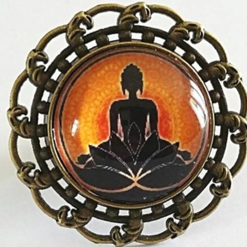 Bague zen, méditation, bouddha cabochon en verre noir et orange sur monture florale bronze 