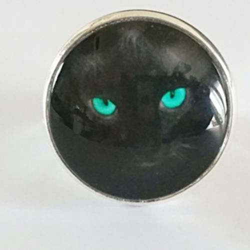 Bague ronde cabochon chat noir - yeux turquoise sur monture en métal argenté 
