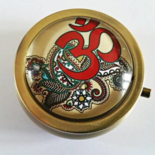Boîte à pilules, pilulier bronze avec cabochon en verre symnole ohm, (aum, om) rouge sur fond arabesques 