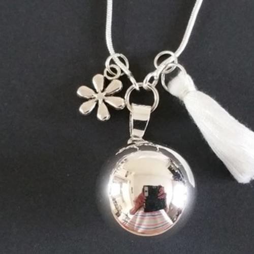 Sautoir collier bola de grossesse avec bille d'harmonie et chaîne en plaqué argent, pompon blanc et fleur 