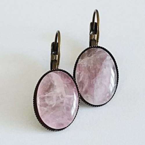 Boucles d'oreilles rétro cabochon en pierre cristal de roche rose pale , attaches dormeuses en laiton couleur bronze 