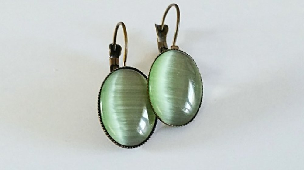 Boucles D Oreilles Cabochon En Pierre Oeil De Chat Vert Style Retro Attaches Dormeuses En Laiton Bronze Un Grand Marche