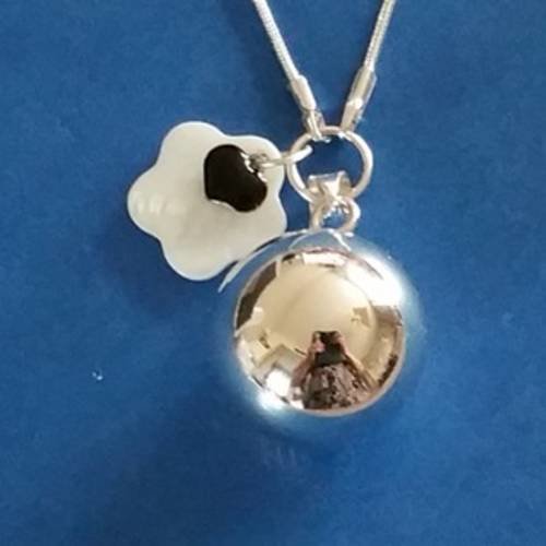Sautoir collier bola de grossesse avec bille d'harmonie et chaîne plaqués argent, fleur en nacre blanche, coeur émaillé 
