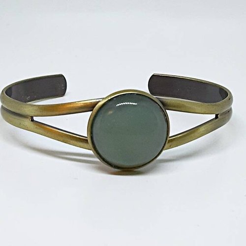 Bracelet jonc avec cabochon en pierre naturelle semi précieuse aventurine vert sur monture en laiton couleur bronze