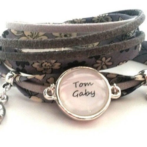 Bracelet liberty à fleurs gris, suédines grises, cabochon prénoms personnalisable