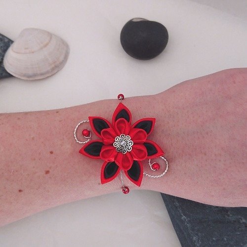 Bracelet fleur kanzashi, mariage, cérémonie, et ses perles magiques coloris rouge et noir