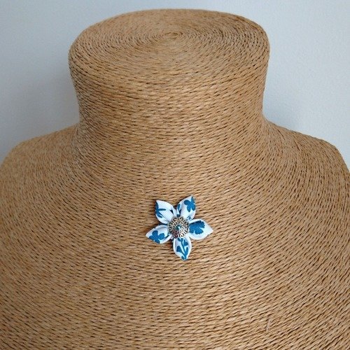 Collier fleur en tissu fleuri bleu / blanc