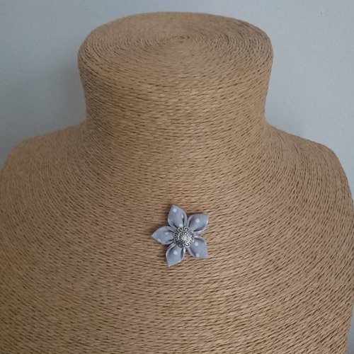 Collier fleur en tissu gris a pois blanc