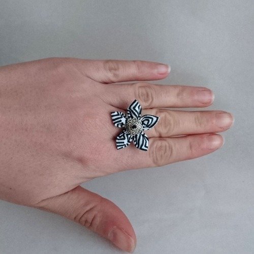 Bague réglable fleur en tissu rayures noir