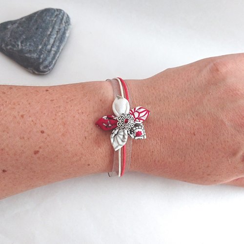 Bracelet réglable fleur en tissu: tissu blanc aux motifs originaux rouge et gris.