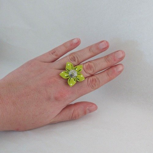 Bague réglable fleur en tissu vert à pois blanc