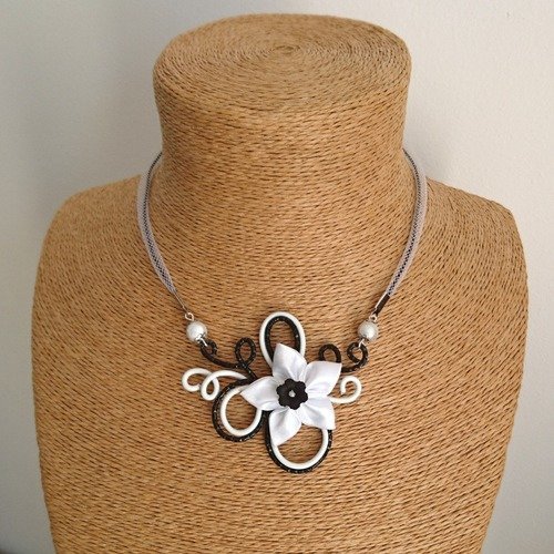 Collier pendentif alu blanc / noir  et sa fleur en satin