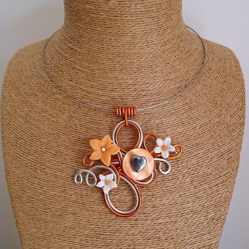 Collier pendentif alu et ses boutons / fleurs orange et argent