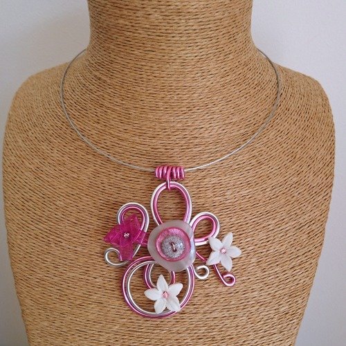 Collier pendentif alu et ses boutons / fleurs rose clair et argent