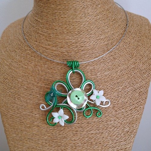 Collier pendentif alu et ses boutons / fleurs vert et argent