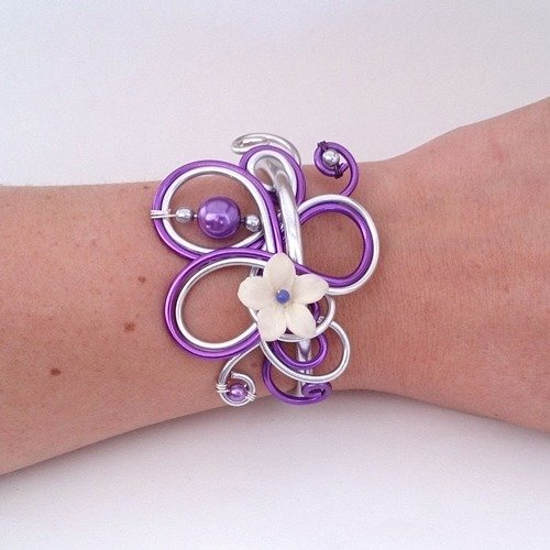 Bracelet aluminium violet et argent, sa fleur en porcelaine froide et ses perles
