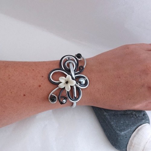 Bracelet aluminium noir et argent, sa fleur en porcelaine froide et ses perles