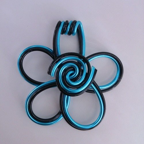 Pendentif fleur en fil aluminium - bi colore: bleu / noir