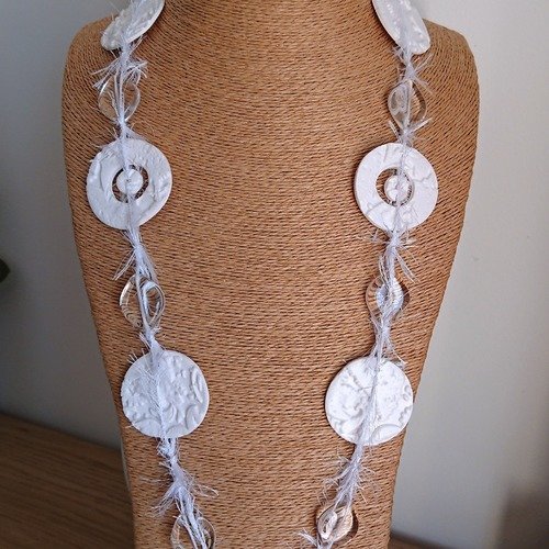 Sautoir polymère texturé blanc et ses perles transparentes mélangées aux fils de laine