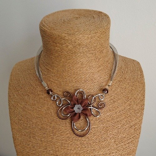 Collier pendentif alu marron / gris ciselé et sa fleur en tissu