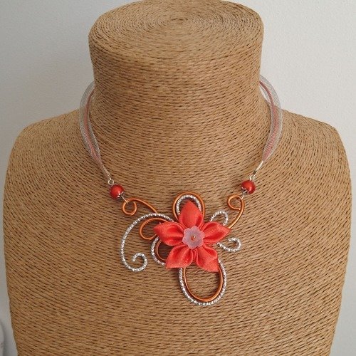 Collier pendentif alu orange / argenté  et sa fleur en satin