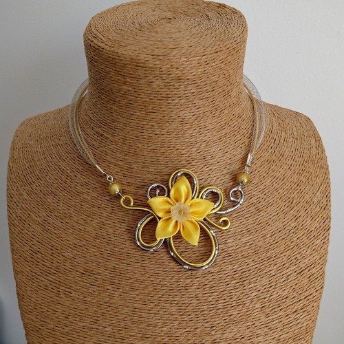 Collier pendentif alu jaune / gris ciselé et sa fleur en satin