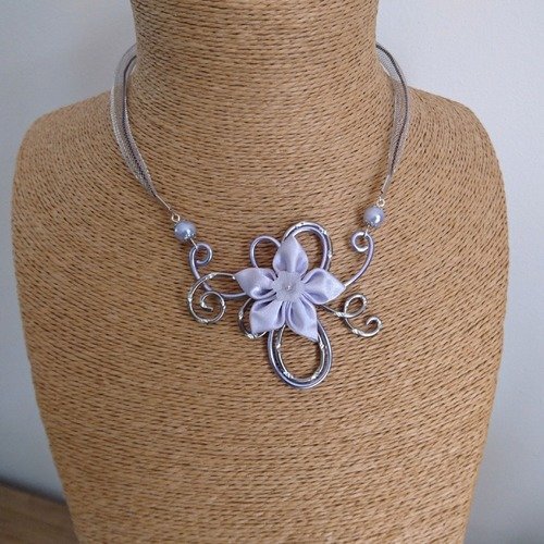 Collier pendentif alu parme / gris ciselé et sa fleur en satin