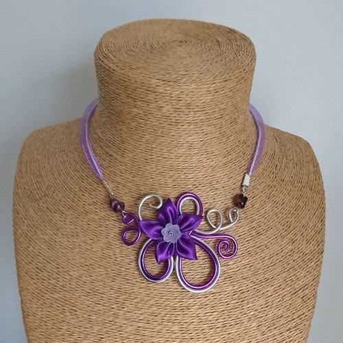 Collier pendentif alu violet / argent et sa fleur en satin