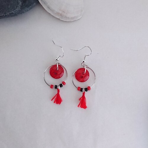 Boucles d'oreilles bouton rouge étincelant, encerclé par ces perles rouge et noir et son pompon.